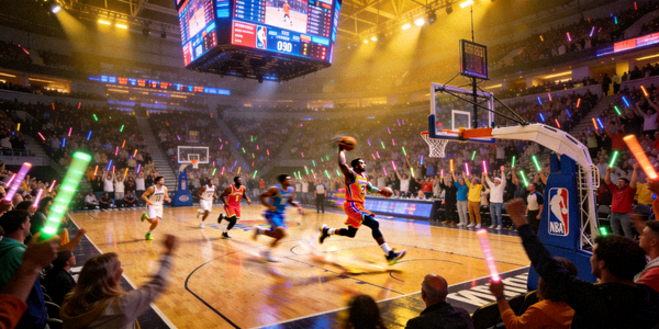 NBA赛场全景，球员快速突破上篮，观众席气氛热烈