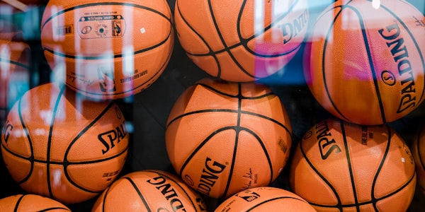 欧洲五大联赛精彩集锦画面，多名球员在角球争顶中跃起的动态瞬间